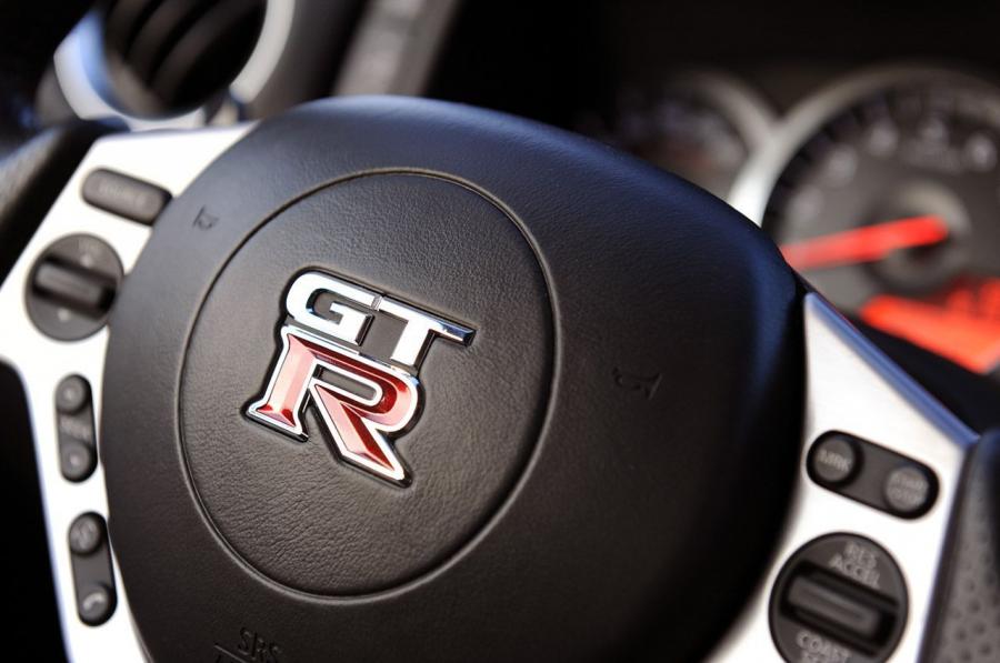  Nissan GT-R 2010 года  (фото 14 из 44)